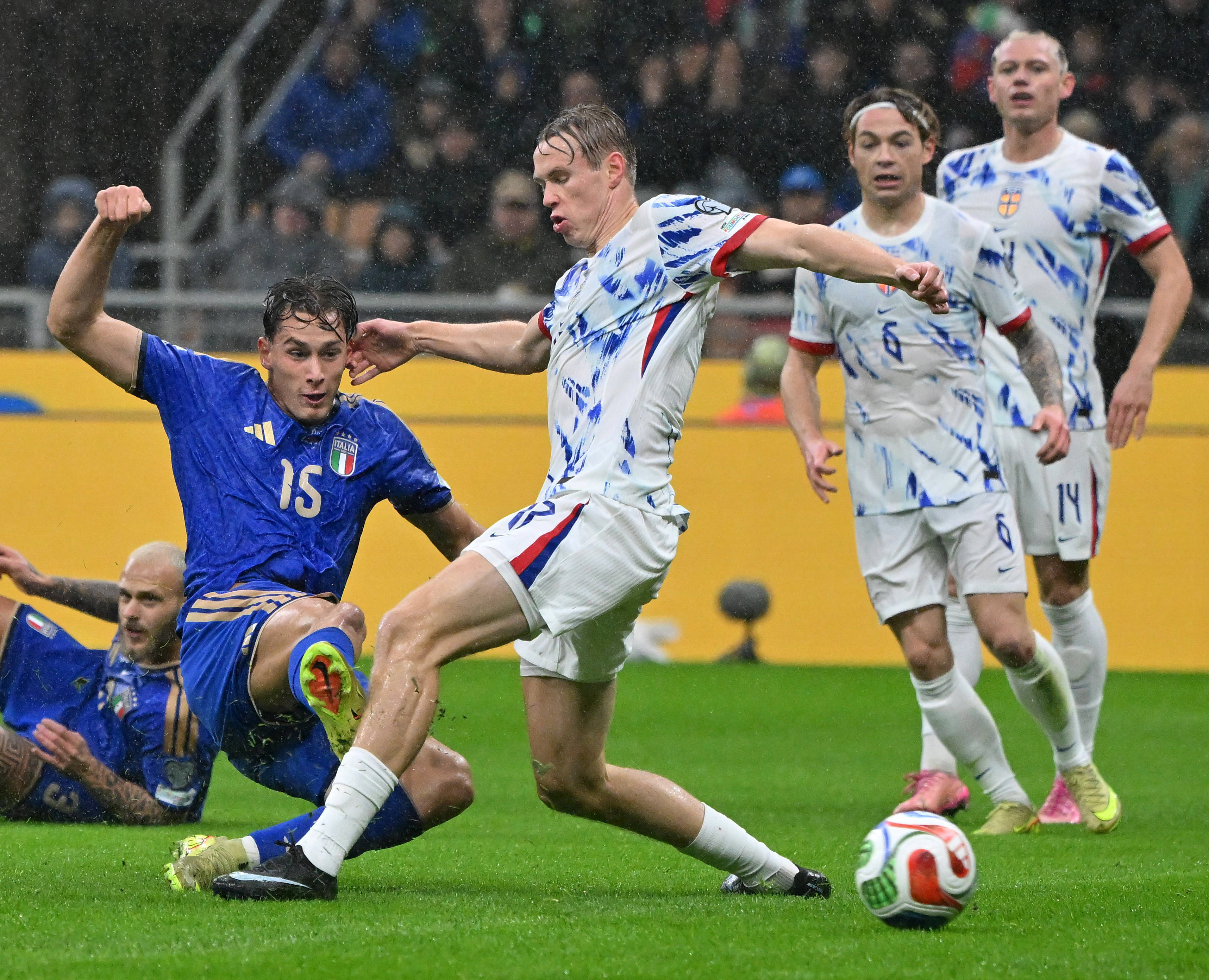 意大利足球队大胜对手晋级决赛